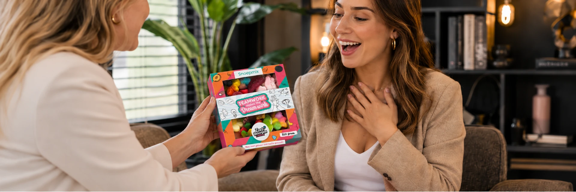 Collega overhandigt een Sweet & Easy snoeppakket aan een blij ontvangende collega